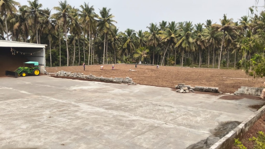 Tractor managing cocopeat layout